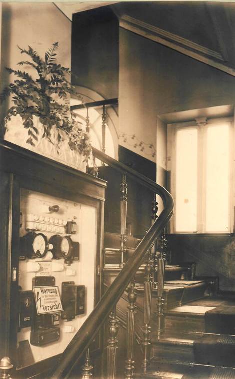 Ein Bild, das Treppe, Gebude, Schwarzwei, Wand enthlt.

KI-generierte Inhalte knnen fehlerhaft sein.