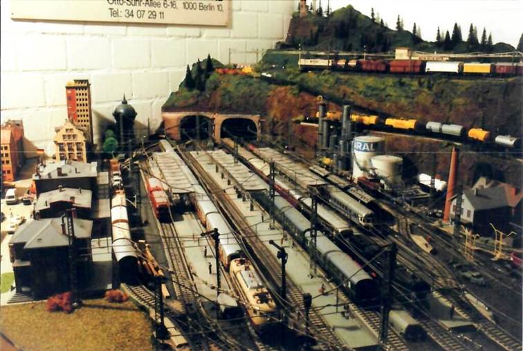 Ein Bild, das Text, Spur, Eisenbahn, mehrere enth�lt.

Automatisch generierte Beschreibung
