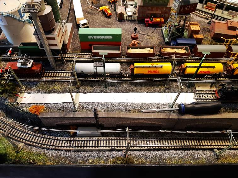 Ein Bild, das Zug, Bahn, Eisenbahn, Mastabsmodell enthlt.

Automatisch generierte Beschreibung