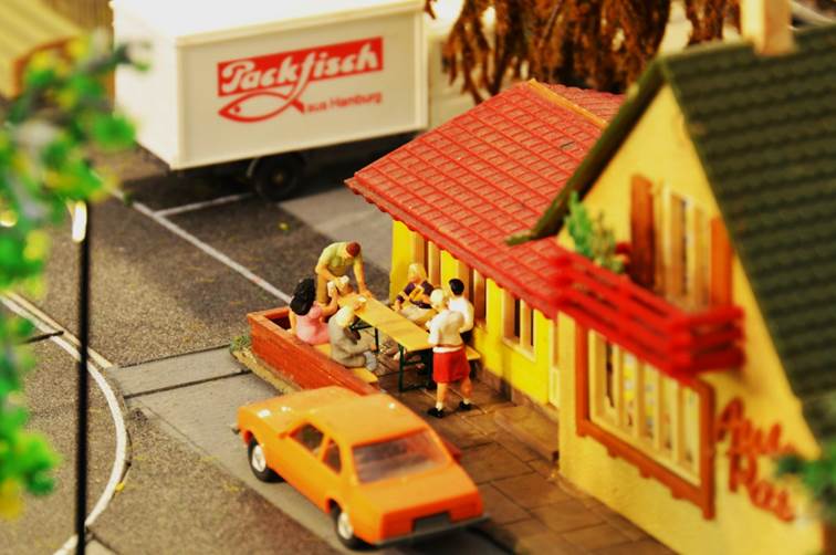Ein Bild, das Mastabsmodell, Landfahrzeug, Fahrzeug, Spielzeug enthlt.

Automatisch generierte Beschreibung