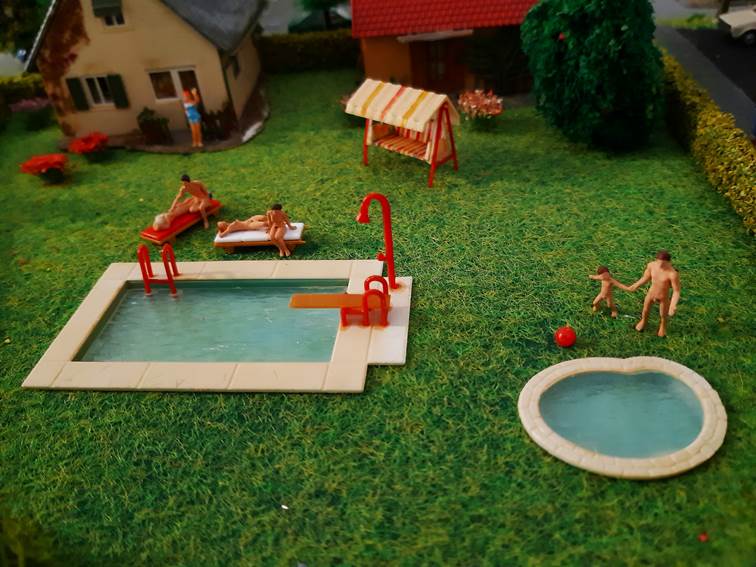 Ein Bild, das Gras, drauen, Spielzeug, Rasen enthlt.

Automatisch generierte Beschreibung