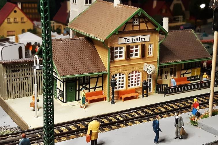 Ein Bild, das Gebude, Mastabsmodell, Puppenhaus, Haus enthlt.

Automatisch generierte Beschreibung