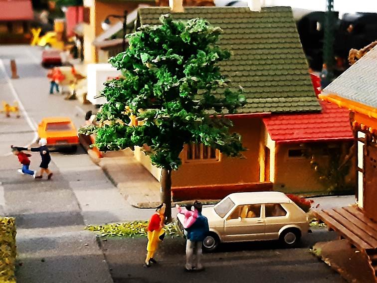 Ein Bild, das drauen, Gebude, Fahrzeug, Auto enthlt.

Automatisch generierte Beschreibung