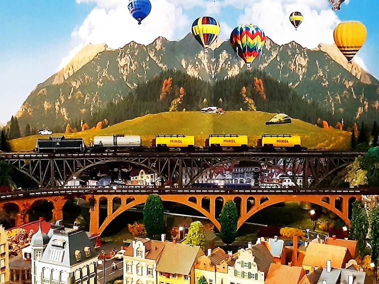 Ein Bild, das Heiluftballon, Ballon, Flugzeug, Himmel enthlt.

Automatisch generierte Beschreibung