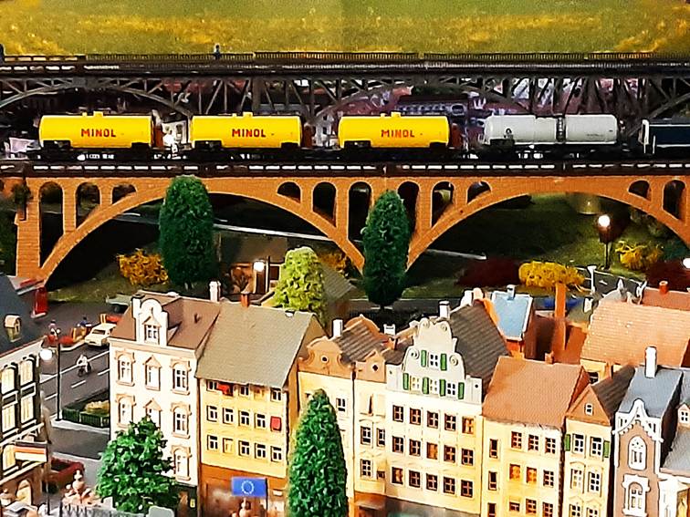 Ein Bild, das Zug, Gebude, Mastabsmodell, drauen enthlt.

Automatisch generierte Beschreibung