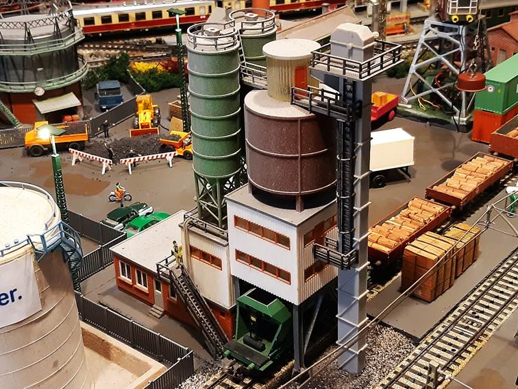 Ein Bild, das Mastabsmodell, Bautechnik, Zug, Industrie enthlt.

Automatisch generierte Beschreibung