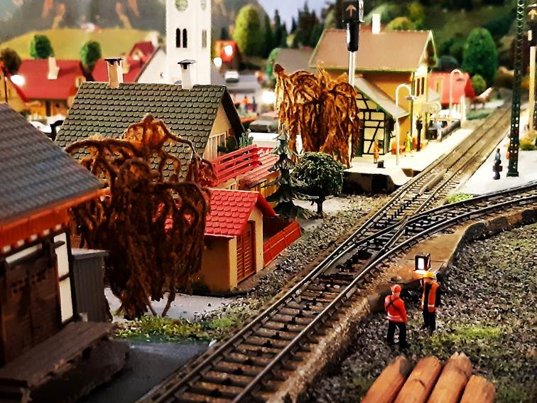 Ein Bild, das Zug, Bahn, Gebude, drauen enthlt.

Automatisch generierte Beschreibung