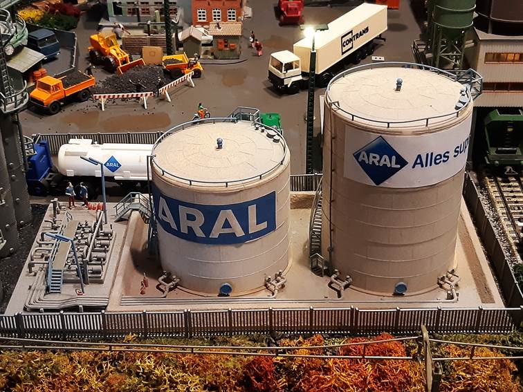 Ein Bild, das Fahrzeug, Landfahrzeug, Mastabsmodell, Bautechnik enthlt.

Automatisch generierte Beschreibung