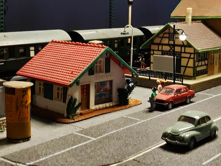 Ein Bild, das Auto, Haus, Landfahrzeug, Fahrzeug enthlt.

Automatisch generierte Beschreibung