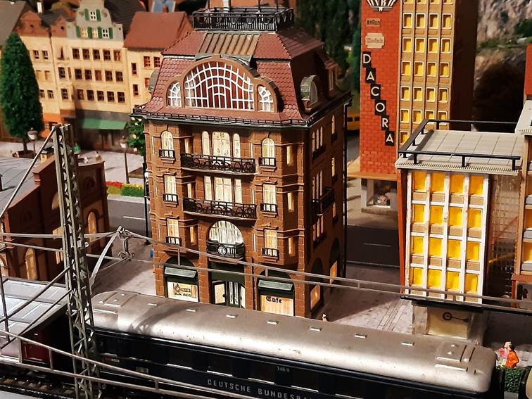 Ein Bild, das Gebude, Mastabsmodell, Fenster, drauen enthlt.

Automatisch generierte Beschreibung
