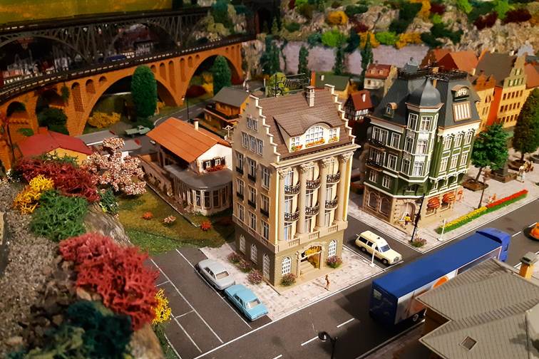 Ein Bild, das Mastabsmodell, Spielzeug, Haus, Pflanze enthlt.

Automatisch generierte Beschreibung