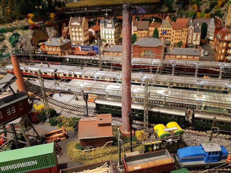 Ein Bild, das Zug, Mastabsmodell, Bahn, Gebude enthlt.

Automatisch generierte Beschreibung