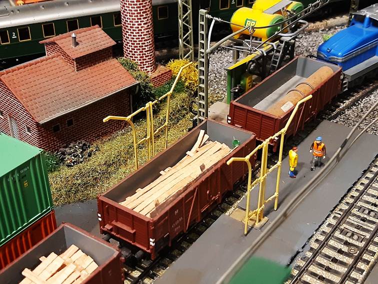 Ein Bild, das Mastabsmodell, Fahrzeug, Bahn, Eisenbahn enthlt.

Automatisch generierte Beschreibung