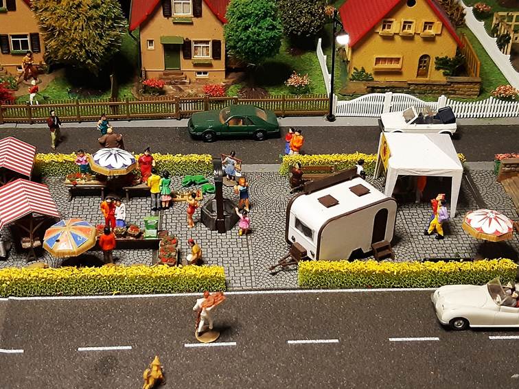 Ein Bild, das Spielzeug, drauen, Landfahrzeug, Pflanze enthlt.

Automatisch generierte Beschreibung