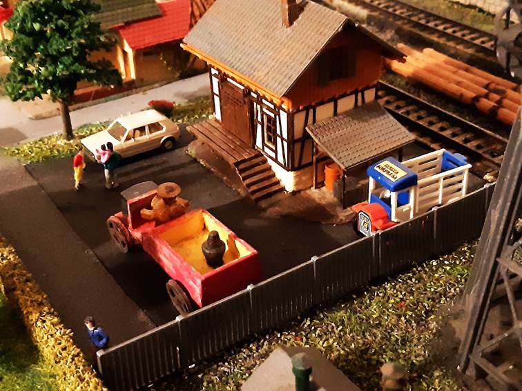 Ein Bild, das Mastabsmodell, Baum, Pflanze, Haus enthlt.

Automatisch generierte Beschreibung