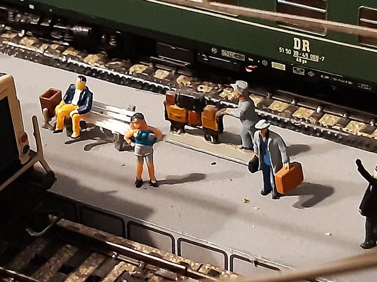 Ein Bild, das Zug, Bahn, Auto, Menschen enthlt.

Automatisch generierte Beschreibung
