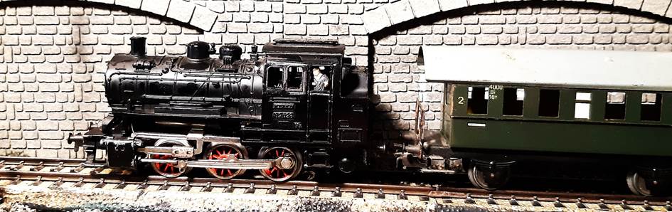 Ein Bild, das Eisenbahn, Lokomotive, Fahrzeug, Schienenfahrzeug enthlt.

Automatisch generierte Beschreibung