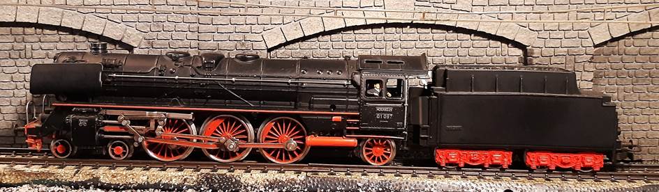 Ein Bild, das Eisenbahn, Zug, Dampf, Lokomotive enthlt.

Automatisch generierte Beschreibung