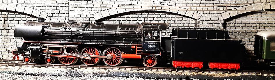 Ein Bild, das Eisenbahn, Zug, Dampfmaschine, Lokomotive enthlt.

Automatisch generierte Beschreibung
