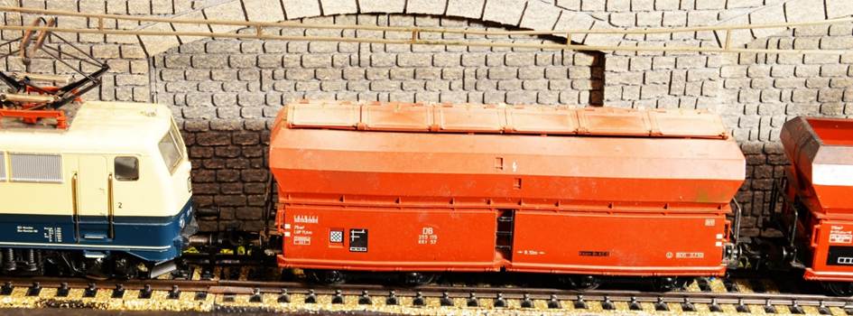 Ein Bild, das Transport, Zug, orange enthlt.

Automatisch generierte Beschreibung